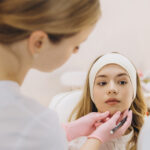 Illustration of a consultation explaining what to expect from a botox treatment